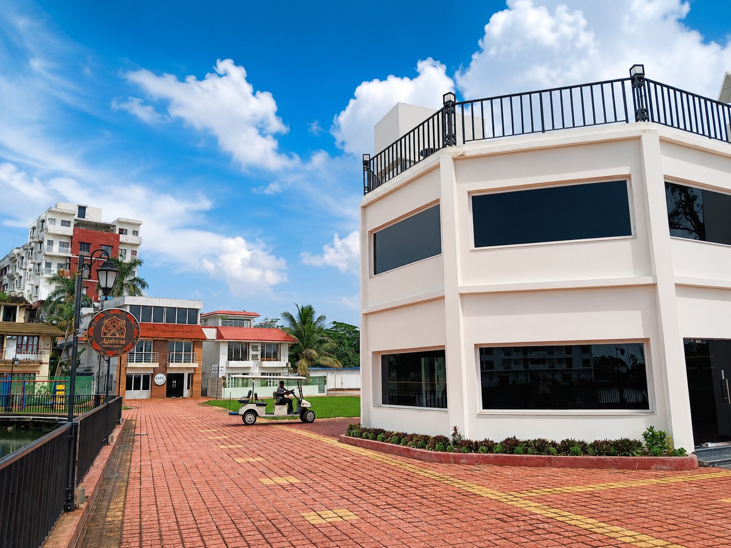 Lake Land Country Club courtyard and clubhouse buildings